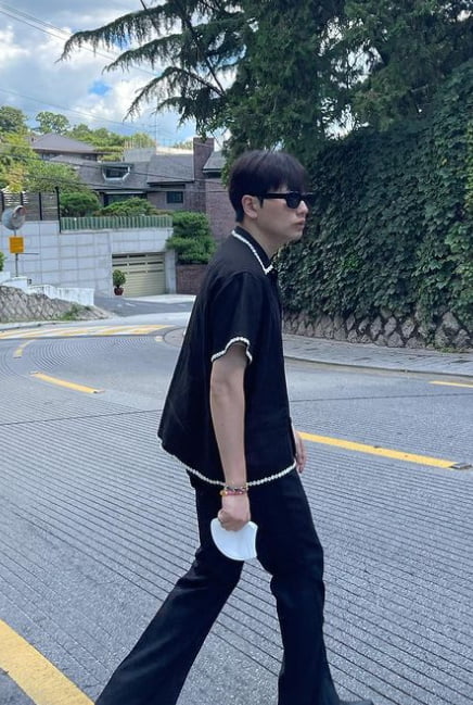 이동휘, 패셔니스타의 꽃단추 소화력 [TEN★]