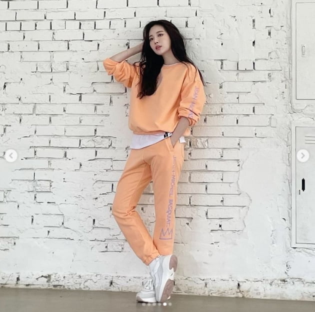 유라, 감탄을 부르는 비주얼...5억 다리보험으로 각선미 초토화[TEN★]