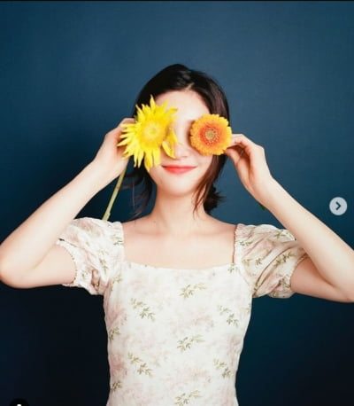 정채연, 해바라기 하나로 가려지는 소멸직전 얼굴...청순 그 자체[TEN★]