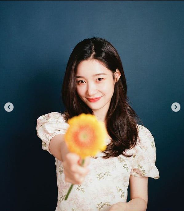 정채연, 해바라기 하나로 가려지는 소멸직전 얼굴...청순 그 자체[TEN★]
