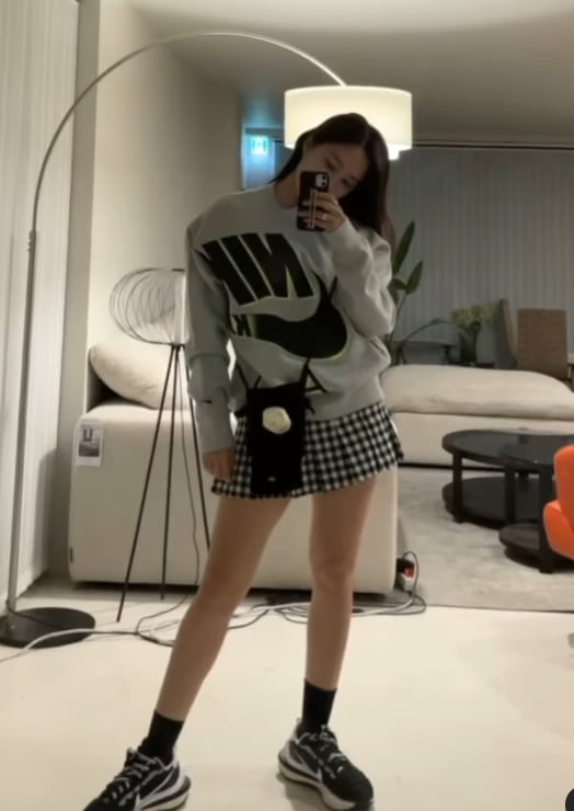 티아라 효민, N사 브랜드 '♥'…각선미 있어야 가능한 스타일 [TEN★]
