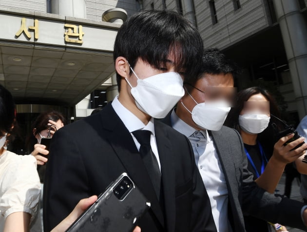 [TEN 포토] '마약 투약' 비아이 '선고공판 마치고'