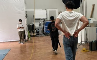 김우빈, ♥신민아가 7년째 빠진 이유 있네…완벽한 역삼각형 자태 [TEN★]