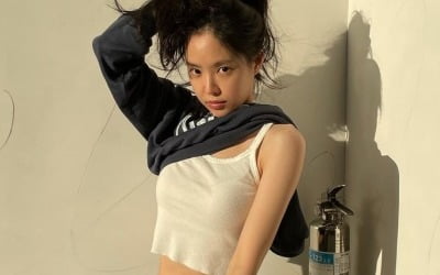 손나은, 상의는 한쪽 팔만 끼운 채 드러낸 복근…소화기 옆에서 '힙한 매력' [TEN★]
