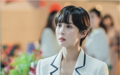 '하이클래스' 조여정 VS 김지수, 긴장감 폭발 눈빛 대치