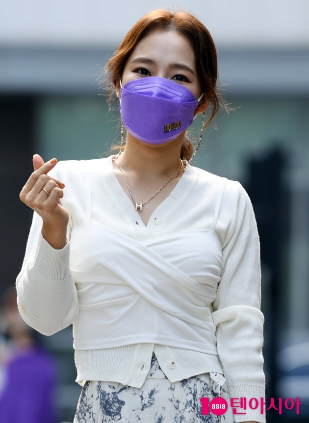 [TEN 포토] 홍자 '시크한 하트'