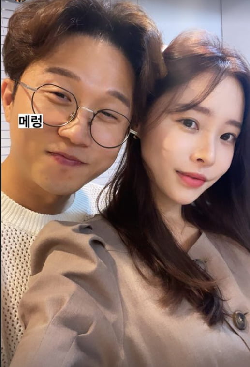'박성광♥' 이솔이, 뽀뽀하기 3초전...달달한 신혼?[TEN★]