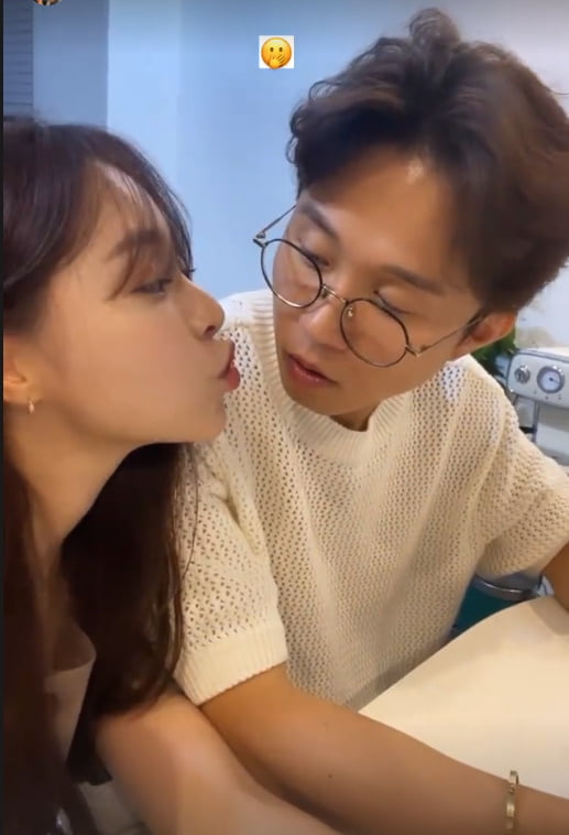 '박성광♥' 이솔이, 뽀뽀하기 3초전...달달한 신혼?[TEN★]