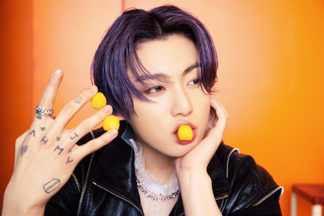 방탄소년단 정국, 英10대 잡지 BTS 대표 얼굴로 등장...세계적 슈스 압도하는 존재감