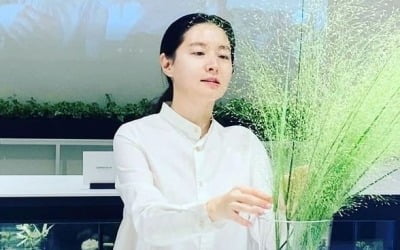 이영애, 꽃꽂이로 힐링 중…천상계 비주얼은 다르네 [TEN★]