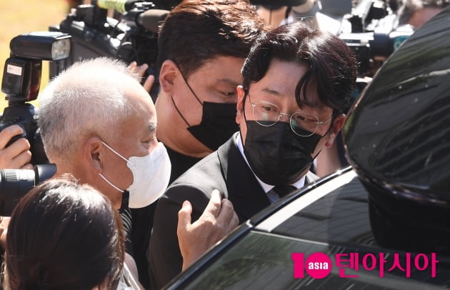 [TEN 포토] '프로포폴 불법 투약 혐의' 하정우 '취재진에 둘러쌓여'