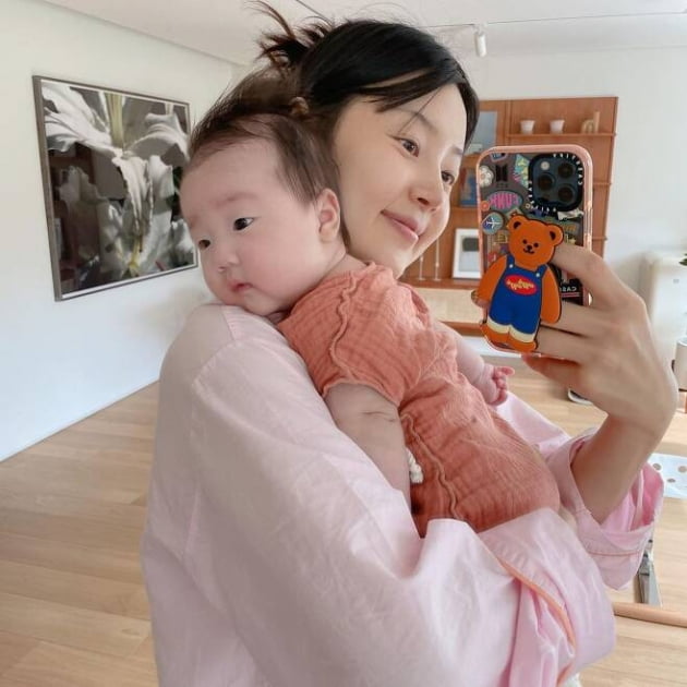 한지혜, 100일 안 된 딸과 데칼코마니 [TEN★]