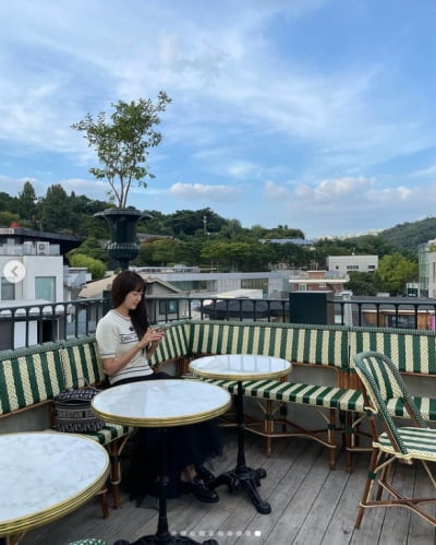 '고3맘' 이요원, C사 명품가방 들고 명품 그릇 쇼핑중[TEN★]
