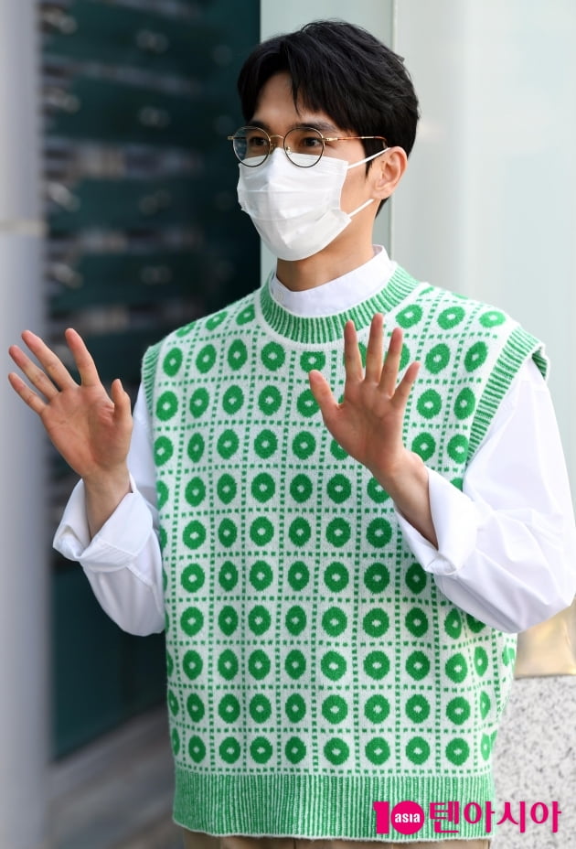 [TEN 포토] 엄태구 '테러범의 스윗한 인사'