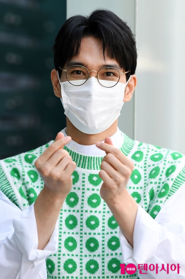 [TEN 포토] 엄태구 '순둥이 하트 받아요'