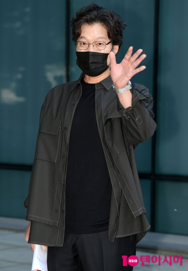 [TEN 포토] 유재명 '반가워요 인사드려요'