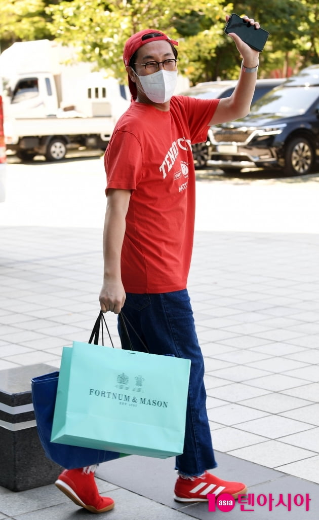 [TEN 포토] 김영철 '귀성객 패션으로 퇴근'
