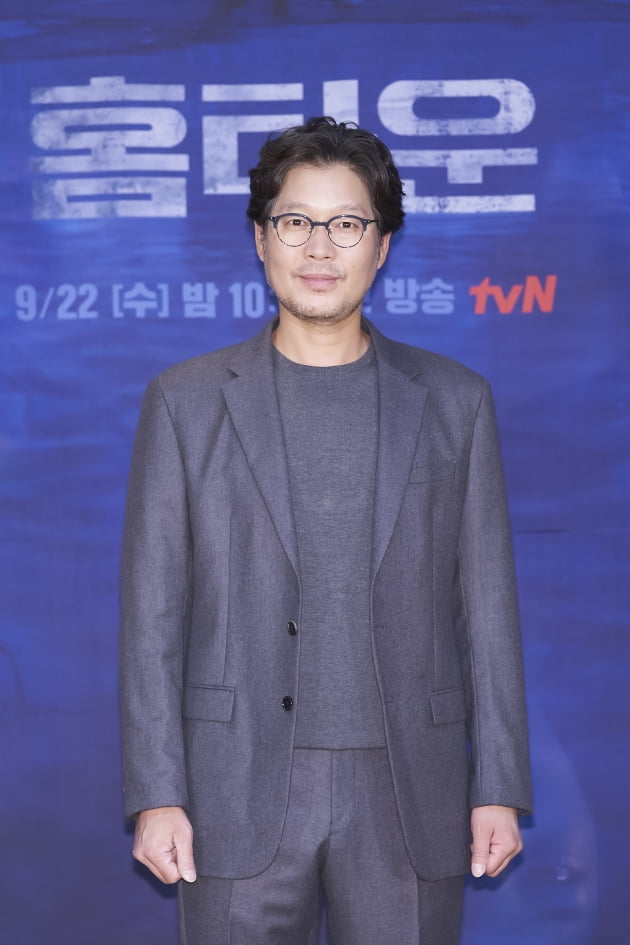 유재명은 '홈타운'에서 참혹한 테러범죄로 아내를 잃은 강력반 형사 최형인 역을 맡았다. /사진제공=tvN