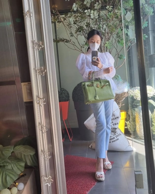 '3살 연하 의사♥' 이정현, 명품 H사 토트백 들고 고개 살짝 꺽어 우아美 "여름" [TEN★]