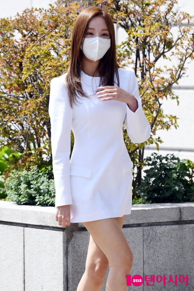 [TEN 포토] 연우 '짧아도 너무 짧은 원피스'