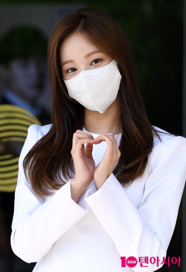 [TEN 포토] 연우 '심쿵 하트'
