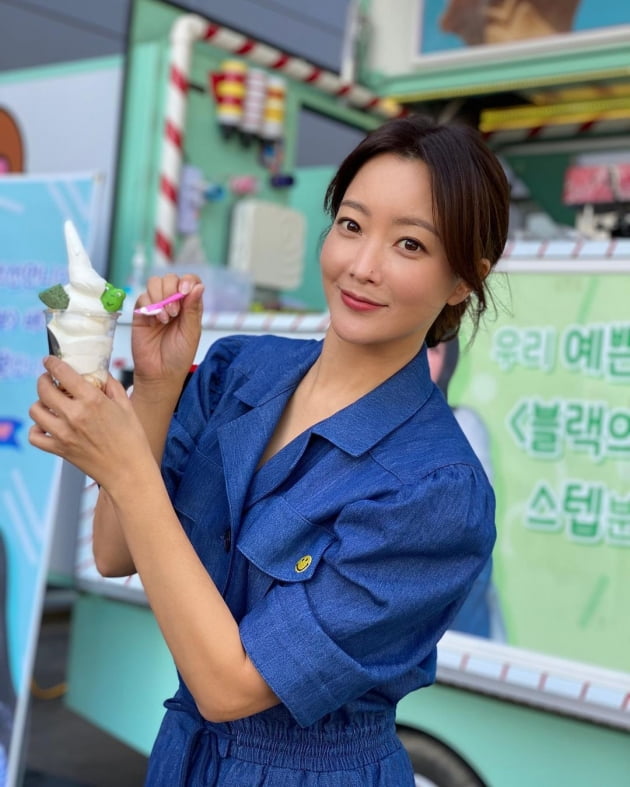 배우 김희선/ 사진=인스타그램