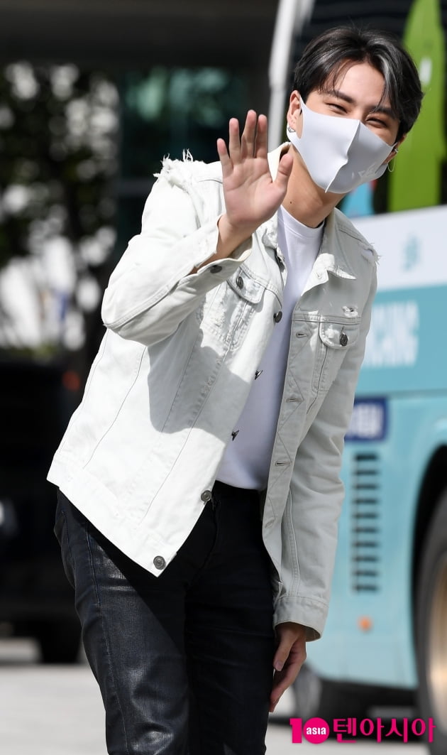 [TEN 포토] 데이식스 영케이 '곧 라디오에서 만나요'