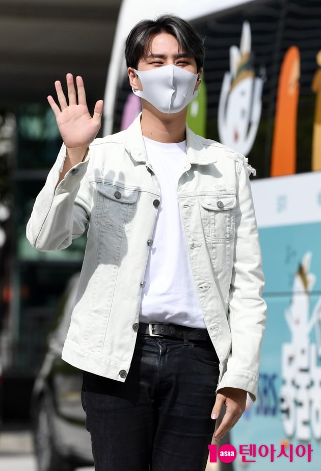 [TEN 포토] 데이식스 영케이 '스윗한 인사'