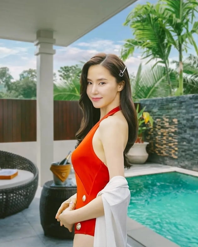 '금융맨♥' 공현주, 건물 옥상에서 배꼽 내놓은 수영복 "문제의 사진"…휴양지인 줄[TEN★]
