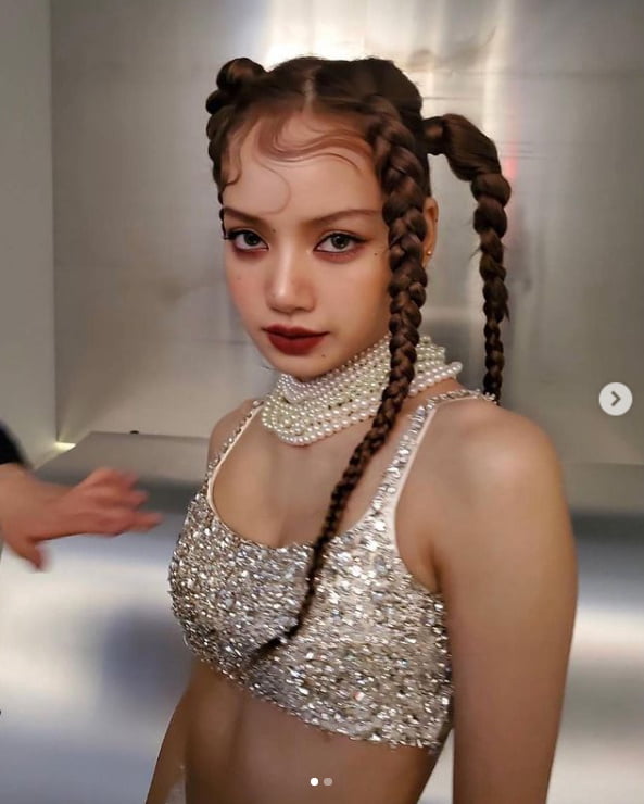 블랙핑크 리사, 뭘 입어도 빛나...파격적인 헤어스타일[TEN★]