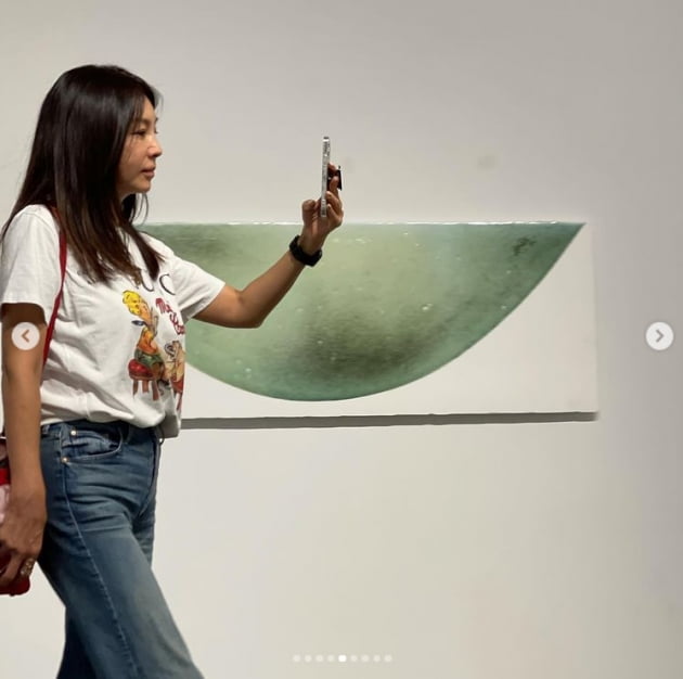 '59세' 황신혜, 명품 G사 흰티로 완성한 20대 룩...갤러리 나들이[TEN★]