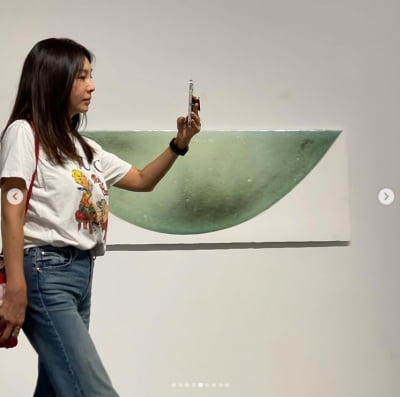 '59세' 황신혜, 명품 G사 흰티로 완성한 20대 룩...갤러리 나들이[TEN★]