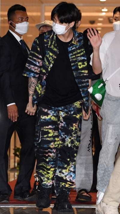 방탄소년단 정국, 유엔총회 출국길에 명품 L사 공항 패션 품절 릴레이 '정국 효과'