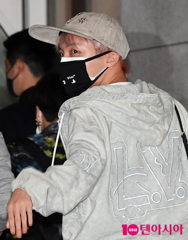 [TEN 포토] 방탄소년단 제이홉 '뒤돌아 보면 심장이 쿵쾅쿵쾅'