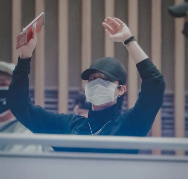방탄소년단 지민, L사 명품 '올블랙 공항패션'…UN 총회 '출국길' 달궜다