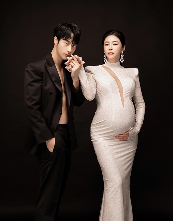'몸짱 부부' 윤주만♥김예린, 파격적인 D라인 '만삭 화보'
