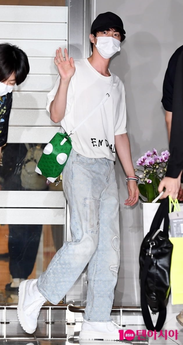 방탄소년단 진, 공항패션 또 품절...루이비통도 반한 영향력