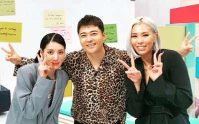 전현무, '스우파' 모니카X가비와 인증샷 [TEN★]