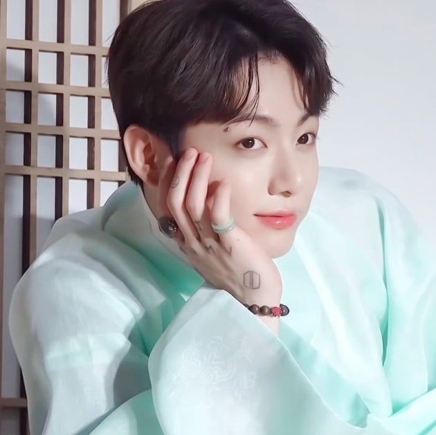 방탄소년단 정국, '황홀한 한복 자태'..고품격 비주얼