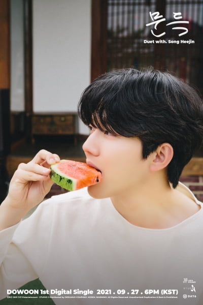 DAY6 도운, 데뷔 첫 솔로곡 '문득' 콘셉트 포토 공개…포근한 힐링 감성