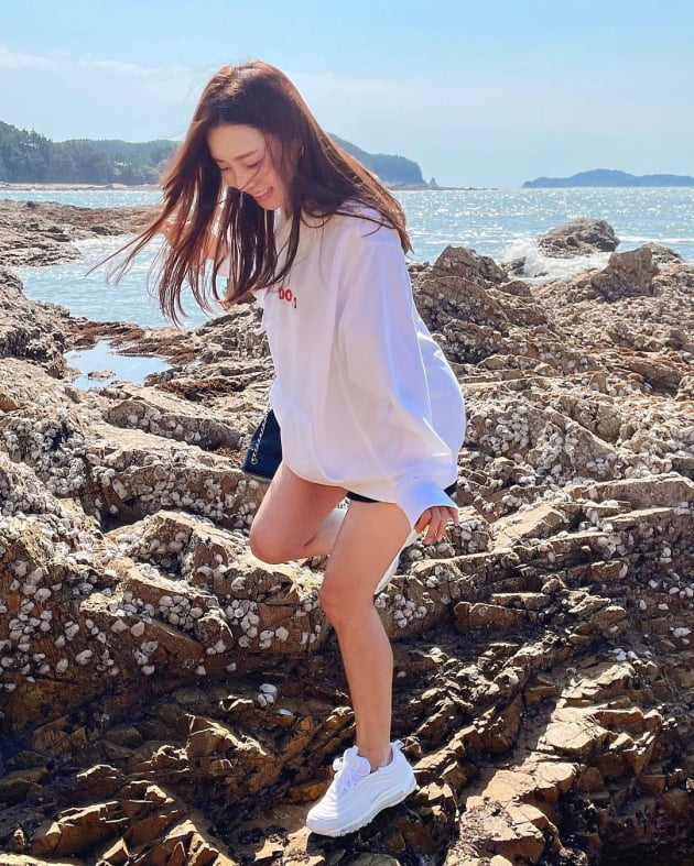 '박성광♥' 이솔이, 옆구리 피멍 들어도 C사 백팩 메고 바위에서 뛰노는 중 "추억" [TEN★]