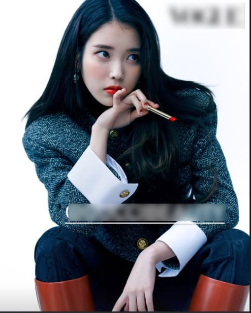 아이유, 손톱이 손가락 만큼 길다..명품 G사 티셔츠로 낸 몽환적 분위기[TEN★]