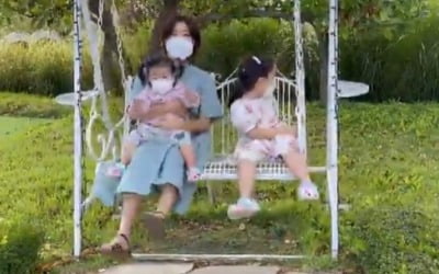 '치과의사♥' 이윤지, 어디길래 정원에 흔들 그네의자가…두 딸과 힐링 타임 [TEN★]