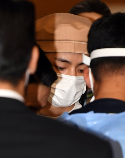 [TEN 포토] 방탄소년단 뷔 '공항에서 빛나는 외모'