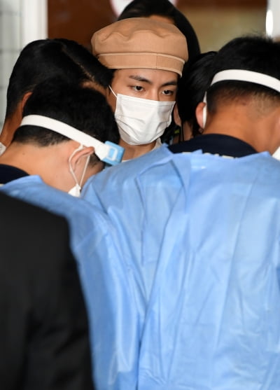 [TEN 포토] 방탄소년단 뷔 '공항에서 검역도 철저히'