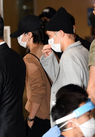 [TEN 포토] 방탄소년단 지민-제이홉 '대통령 특별사절 마치고 입국'