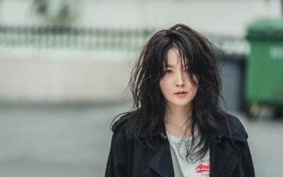 이영애, 폭탄 머리+꼬질꼬질 차림…이런 모습 처음이야 ('구경이')