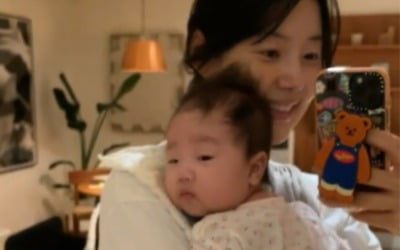 '검사♥' 한지혜, 100일 앞둔 딸에 눈 못 떼는 도치맘…품에 안고 '잇몸 미소' [TEN★]