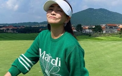 '연하 골퍼♥' 진재영, 골프장과 초록 깔맞춤 '때수건 패션'…화보 같은 라운딩 [TEN★]