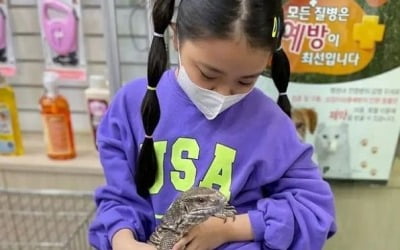 정시아 딸 서우, 반려 도마뱀에 꿀 떨어지는 눈빛 "납작이 건강검진" [TEN★]